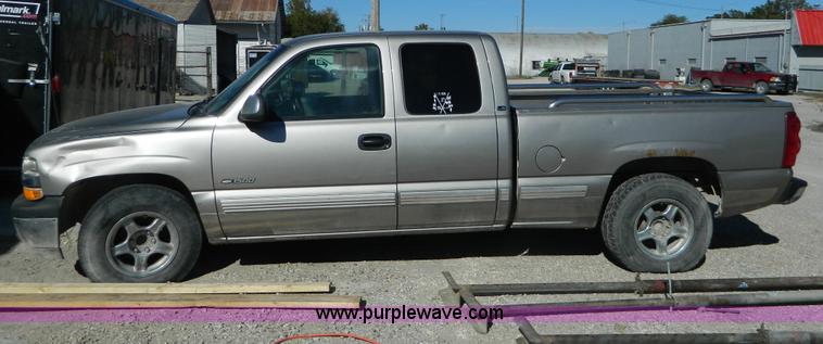 image for item D6055 2000 Chevrolet Silverado 1500 Ext. Cab pickup truck