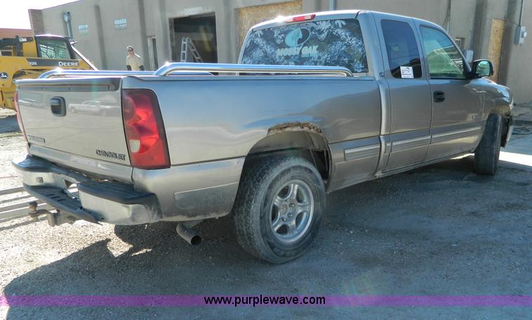 image for item D6055 2000 Chevrolet Silverado 1500 Ext. Cab pickup truck