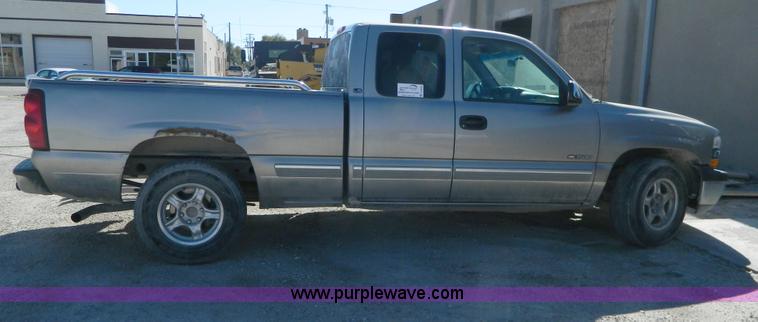 image for item D6055 2000 Chevrolet Silverado 1500 Ext. Cab pickup truck