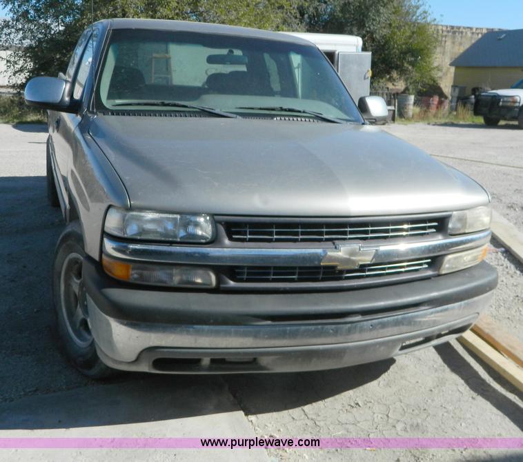 image for item D6055 2000 Chevrolet Silverado 1500 Ext. Cab pickup truck