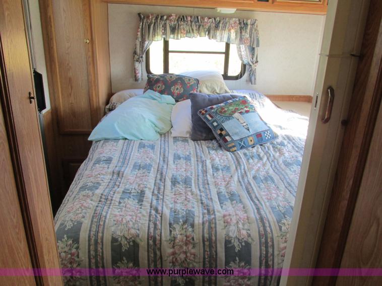 image for item F5325 1995 Skyline Nomad 2591 25' camper