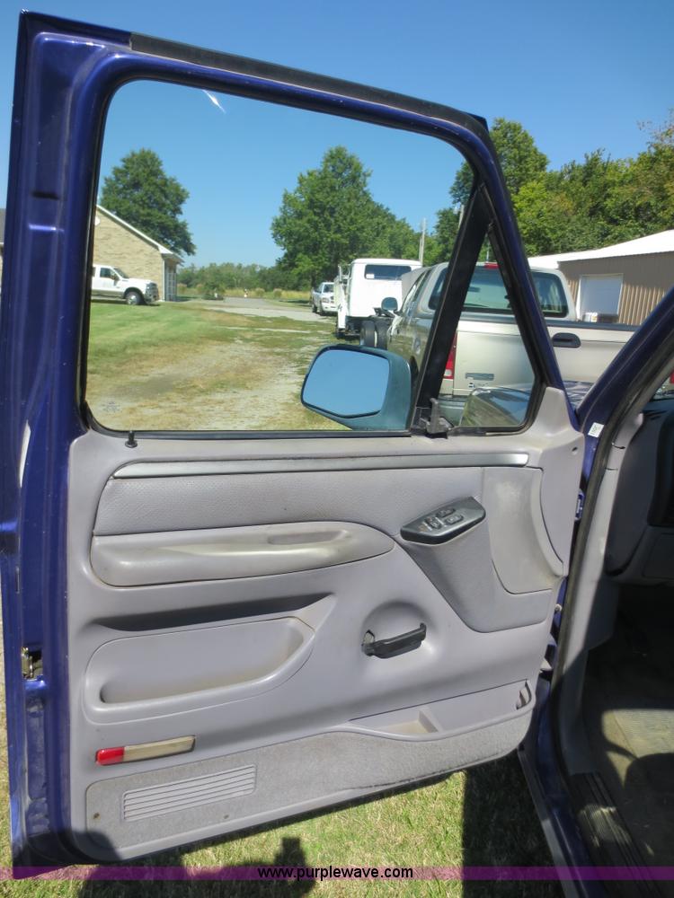 image for item F6704 1995 Ford F150 XLT pickup truck