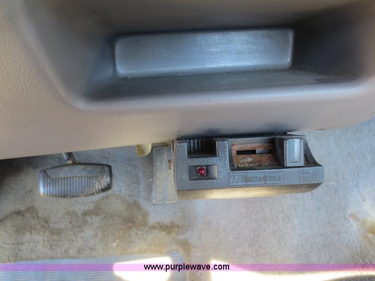 image for item F6704 1995 Ford F150 XLT pickup truck