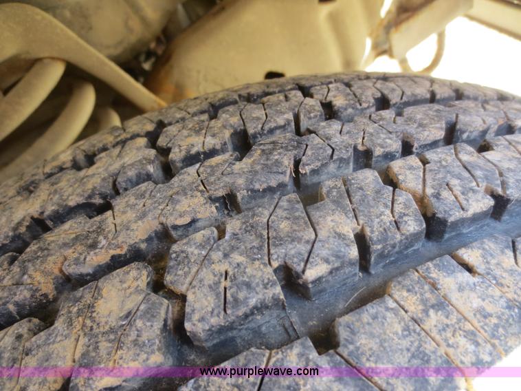 image for item F6720 1999 Ford 800 school bus