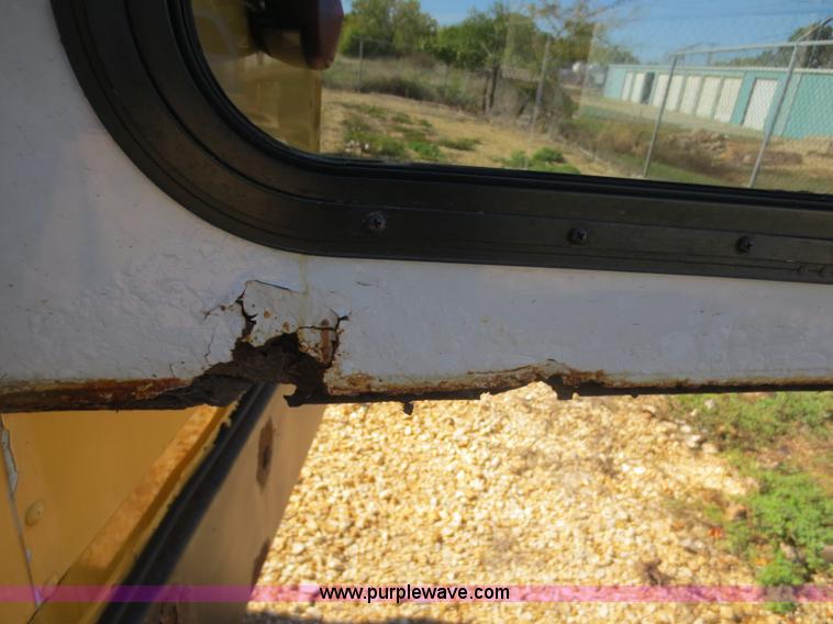 image for item F6720 1999 Ford 800 school bus