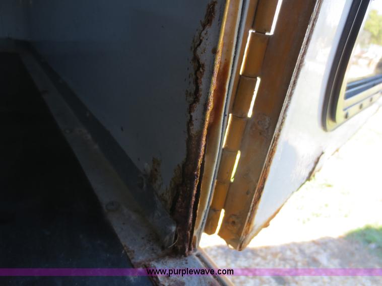 image for item F6720 1999 Ford 800 school bus