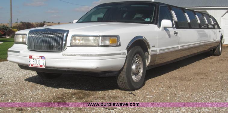 image for item F7147 1996 Lincoln Town Car Executive limousine