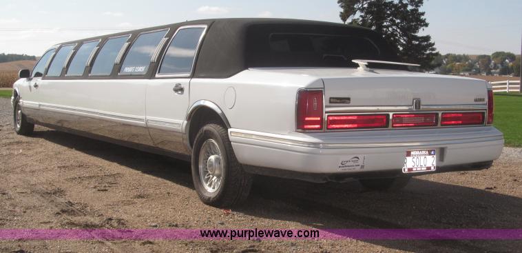 image for item F7147 1996 Lincoln Town Car Executive limousine