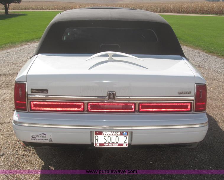 image for item F7147 1996 Lincoln Town Car Executive limousine