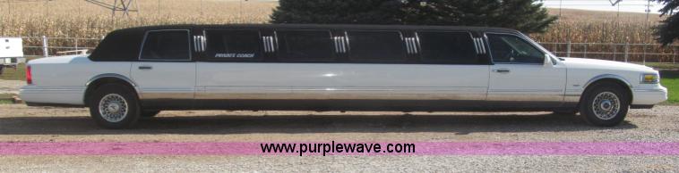 image for item F7147 1996 Lincoln Town Car Executive limousine