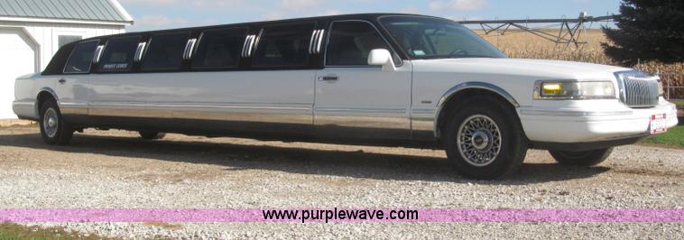 image for item F7147 1996 Lincoln Town Car Executive limousine
