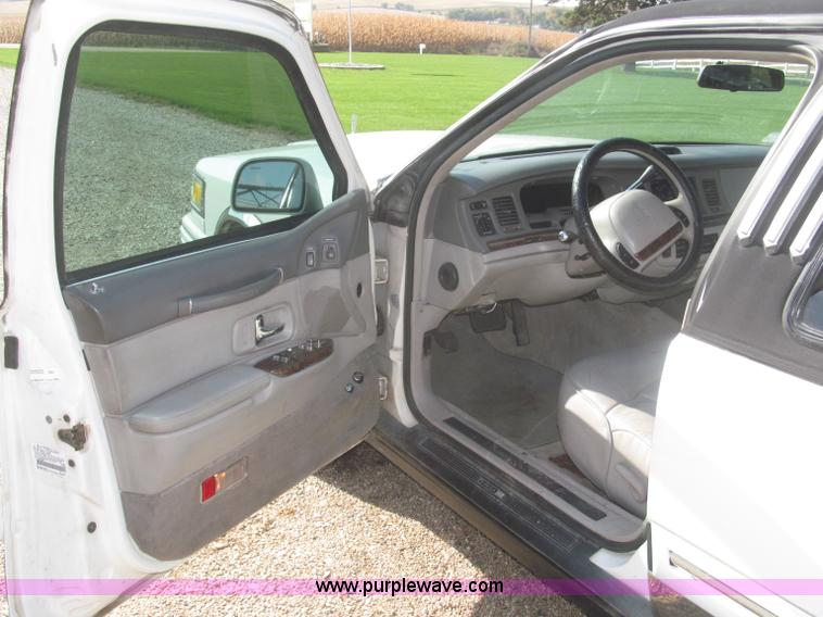 image for item F7147 1996 Lincoln Town Car Executive limousine