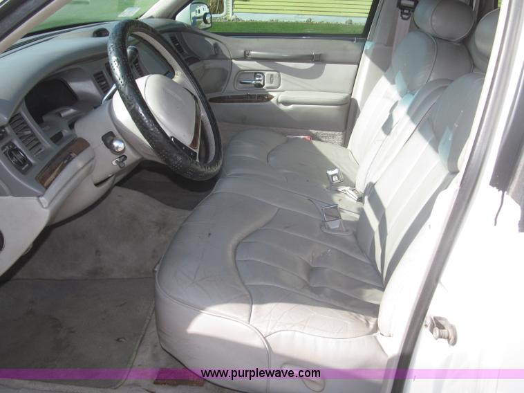 image for item F7147 1996 Lincoln Town Car Executive limousine