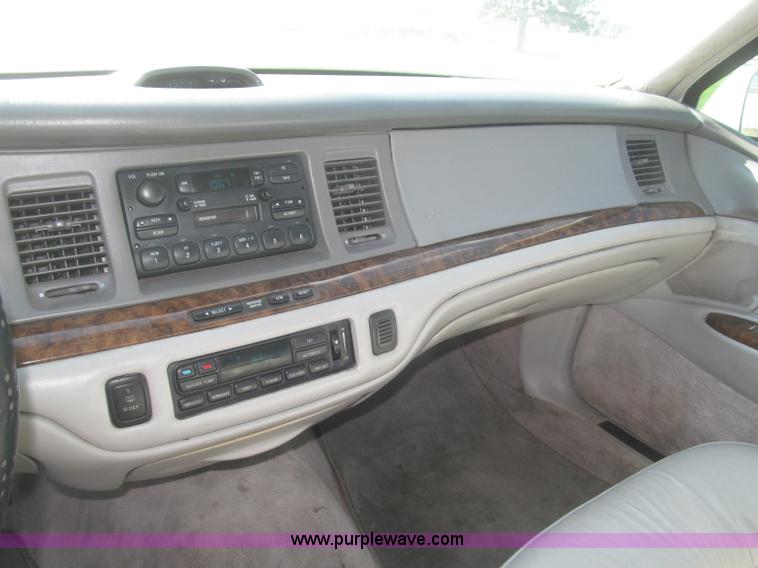 image for item F7147 1996 Lincoln Town Car Executive limousine