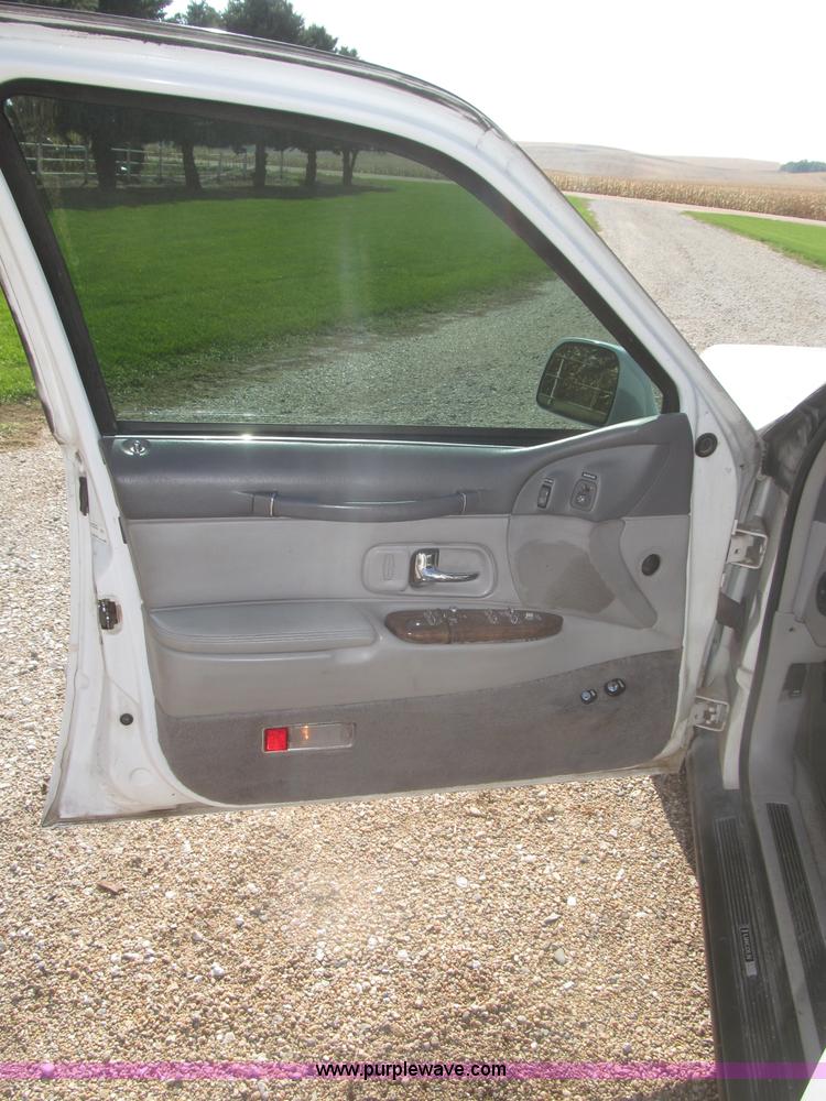 image for item F7147 1996 Lincoln Town Car Executive limousine