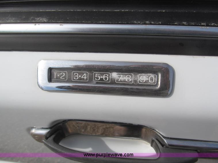 image for item F7147 1996 Lincoln Town Car Executive limousine