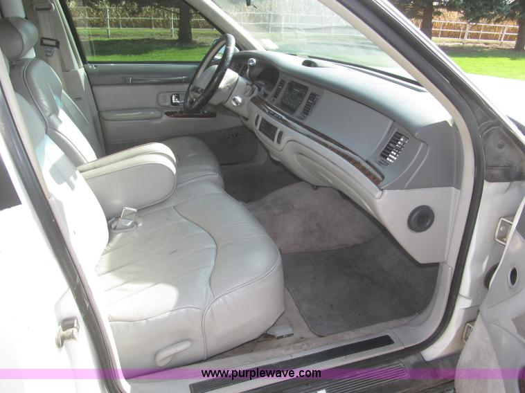 image for item F7147 1996 Lincoln Town Car Executive limousine