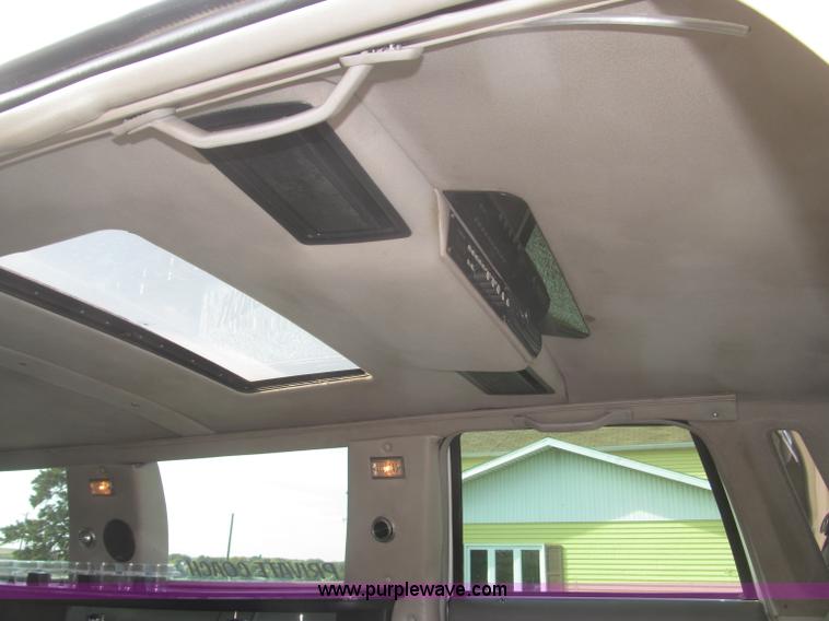 image for item F7147 1996 Lincoln Town Car Executive limousine