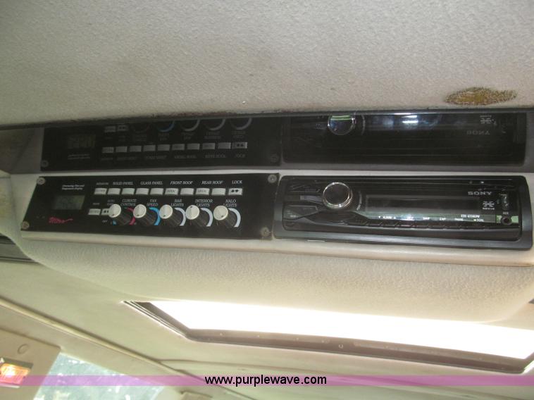 image for item F7147 1996 Lincoln Town Car Executive limousine