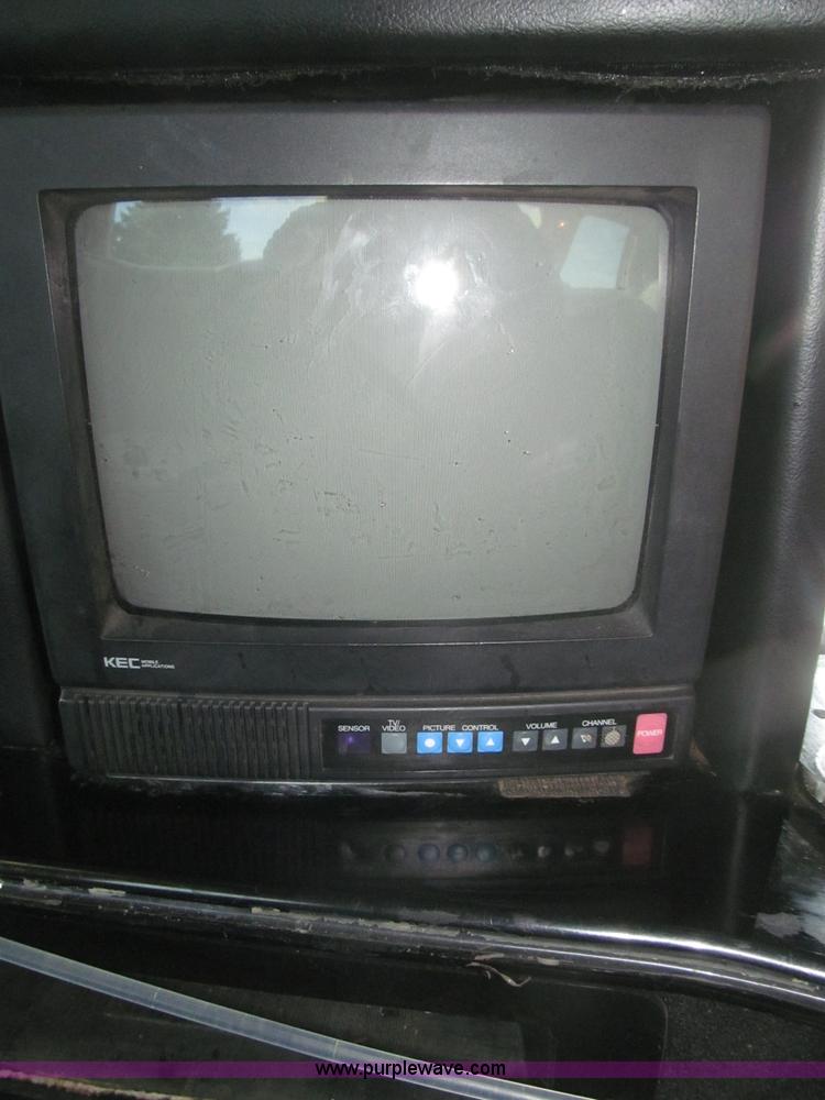 image for item F7147 1996 Lincoln Town Car Executive limousine