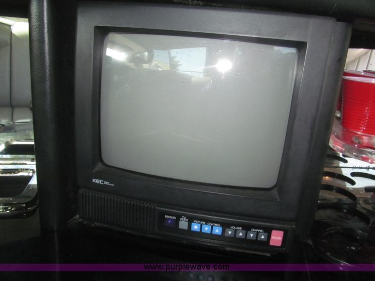 image for item F7147 1996 Lincoln Town Car Executive limousine