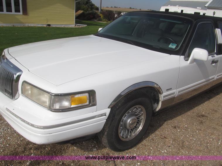 image for item F7147 1996 Lincoln Town Car Executive limousine