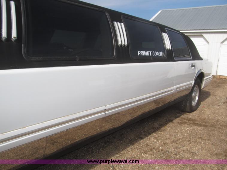 image for item F7147 1996 Lincoln Town Car Executive limousine