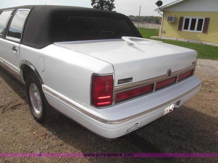 image for item F7147 1996 Lincoln Town Car Executive limousine