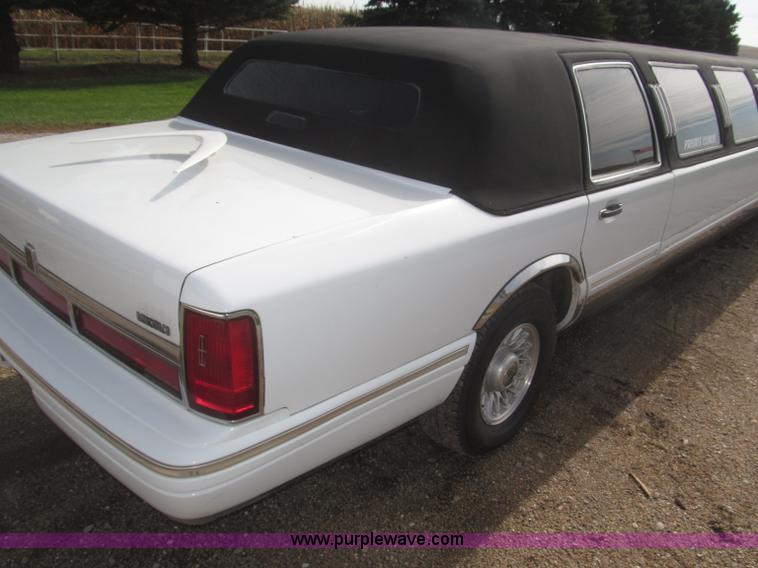 image for item F7147 1996 Lincoln Town Car Executive limousine