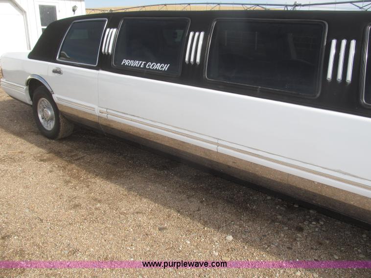 image for item F7147 1996 Lincoln Town Car Executive limousine