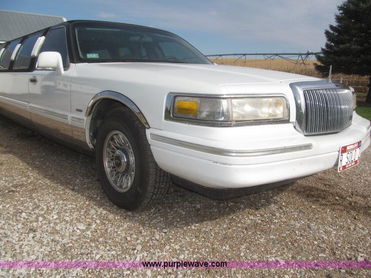 image for item F7147 1996 Lincoln Town Car Executive limousine