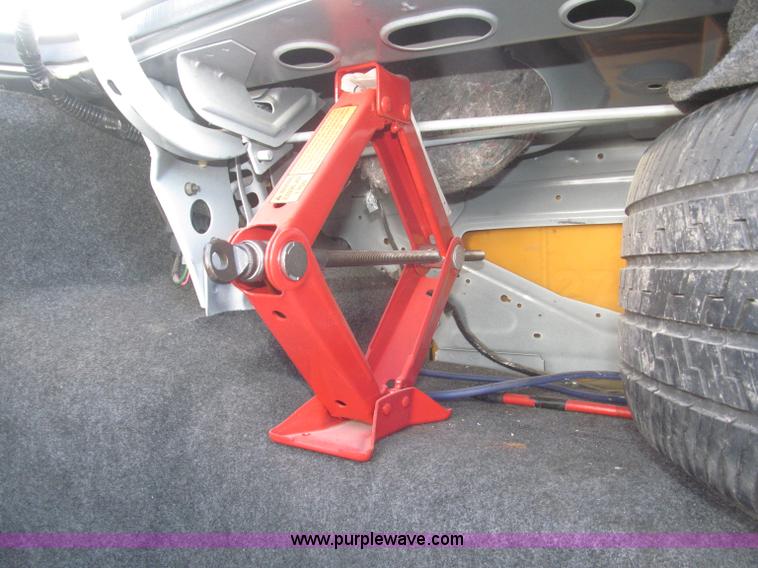 image for item F7147 1996 Lincoln Town Car Executive limousine