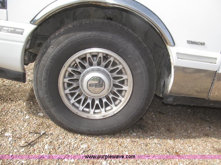 image for item F7147 1996 Lincoln Town Car Executive limousine