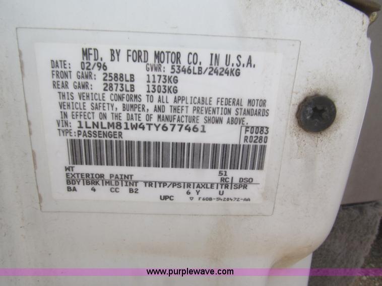 image for item F7147 1996 Lincoln Town Car Executive limousine