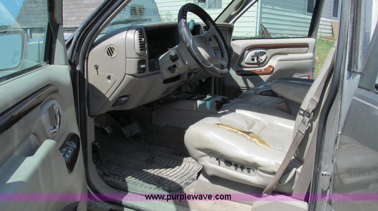 image for item G2093 2000 Cadillac Escalade SUV