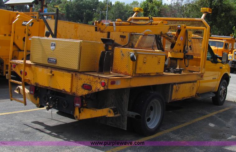 image for item G2131 2002 Ford F550 utility truck