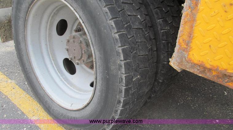 image for item G2131 2002 Ford F550 utility truck