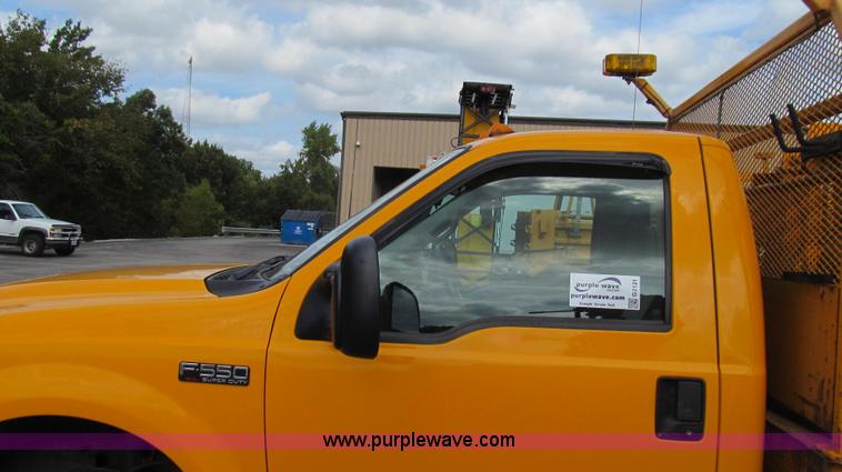 image for item G2131 2002 Ford F550 utility truck