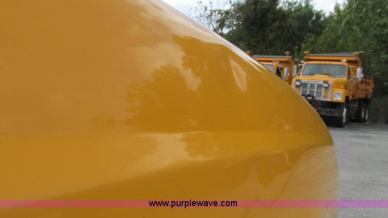 image for item G2131 2002 Ford F550 utility truck