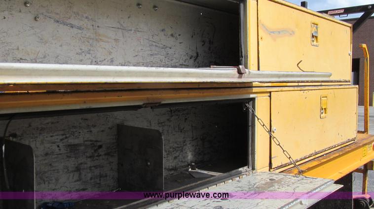 image for item G2131 2002 Ford F550 utility truck