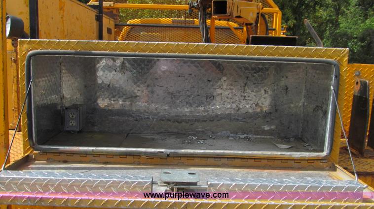 image for item G2131 2002 Ford F550 utility truck