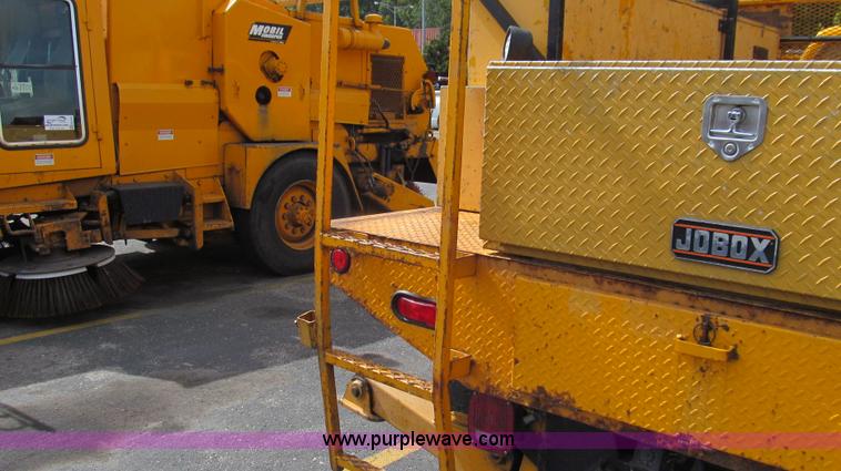 image for item G2131 2002 Ford F550 utility truck