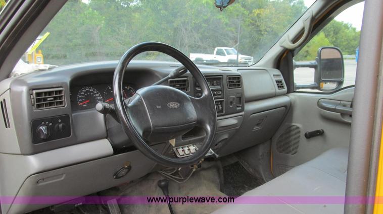 image for item G2131 2002 Ford F550 utility truck