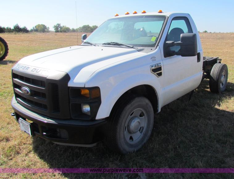 image for item G4301 2008 Ford F250 Super Duty cab and chassis truck