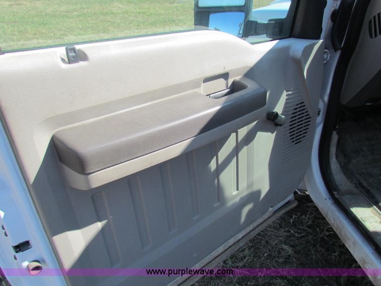 image for item G4301 2008 Ford F250 Super Duty cab and chassis truck