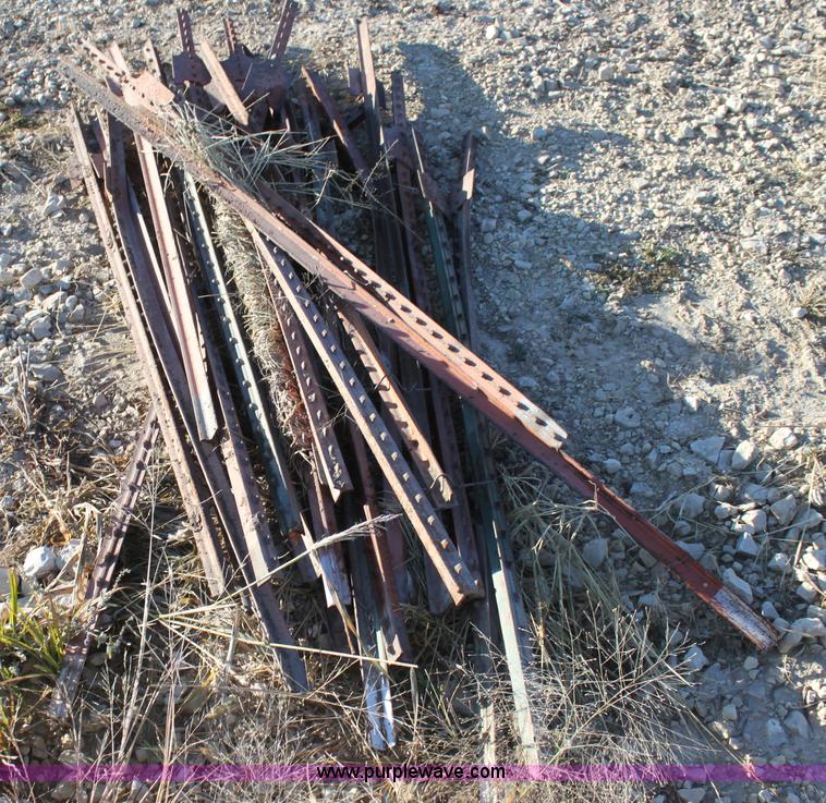 image for item G4325 Approximately 125 steel T-posts