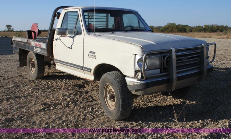 image for item G4326 1989 Ford F250 HD XLT Lariat pickup truck