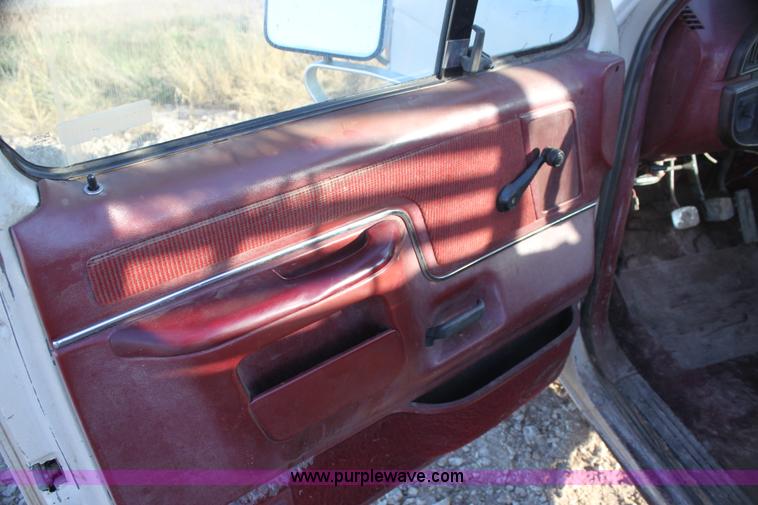 image for item G4326 1989 Ford F250 HD XLT Lariat pickup truck