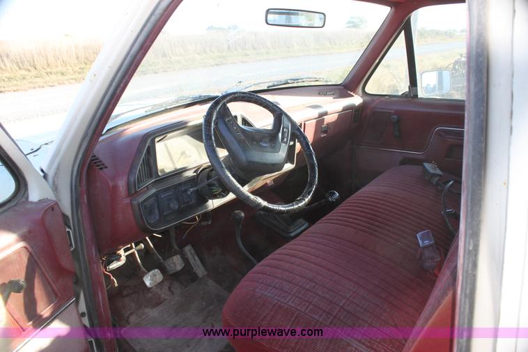 image for item G4326 1989 Ford F250 HD XLT Lariat pickup truck