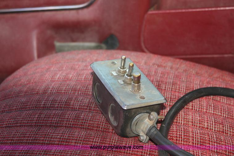 image for item G4326 1989 Ford F250 HD XLT Lariat pickup truck